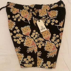 Katin board shorts floral print.